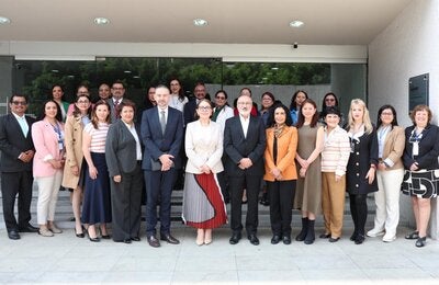 Foto grupal de los equipos técnicos que participaron en una reunión para fortalecer las capacidades del país
