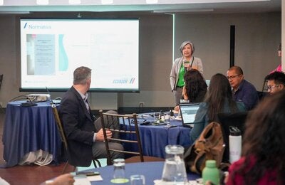 Participantes del taller durante la discusión técnica de la priorización de enfermedades zoonóticas y emergentes