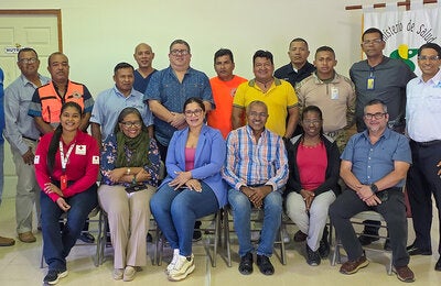 Fotografía grupal de participantes de la evaluación de riesgos evaluación estratégica de riesgos para la salud en Darién y Emberá Wounaan.