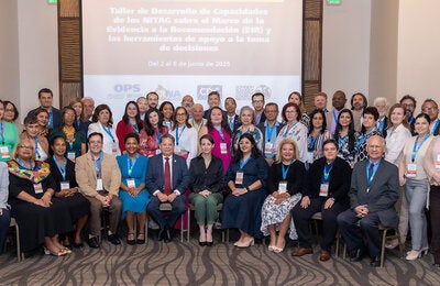 Fotografía grupal del taller regional en Panamá para los Comités Asesores de Inmunización (NITAGs por sus siglas en inglés) de once países de las Américas.