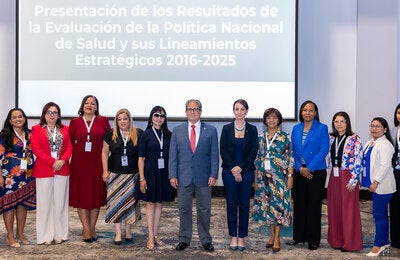 Fotografía grupal de los participantes en la presentación de los resultados de la evaluación de la Política Nacional de Salud y sus Lineamientos Estratégicos 2016-2025.
