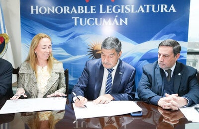 Foto de la firma del acuerdo