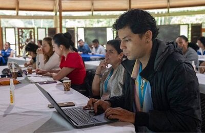 Hombre con computadora