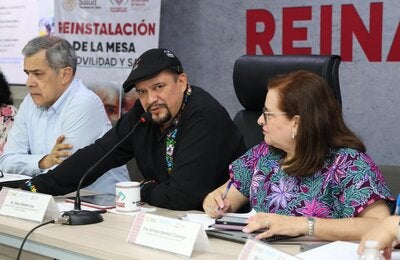 El secretario de Salud de Chiapas dando su mensaje, acompañado de autoridades federales