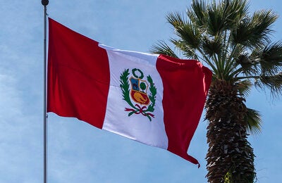 bandera del Perú izada