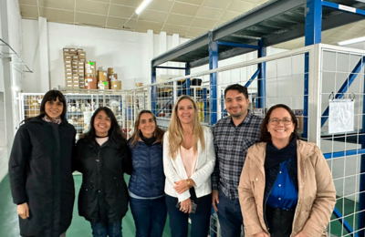 Personas en un almacen de medicamentos