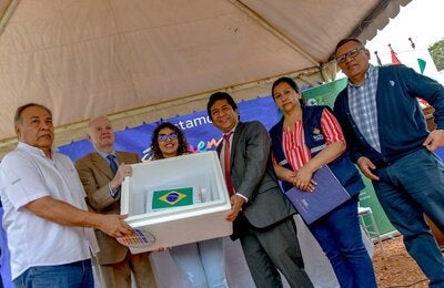 Autoridades de saúde do Brasil e da Bolívia com as vacinas doadas