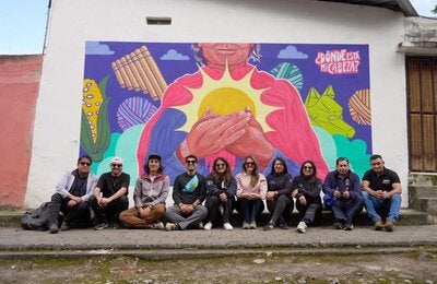 El equipo de OPS/OMS Ecuador junto a los muralistas de ¿Dónde esta mi cabeza?