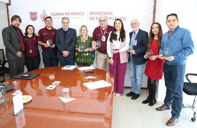 Grupo de personas que participaron en la firma de convenio para el uso de la herramienta del SISMED911