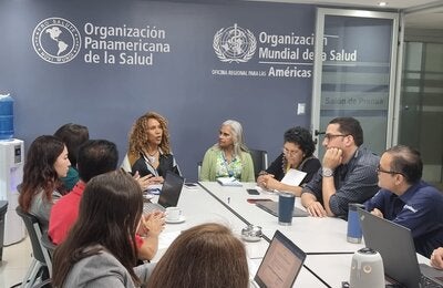 Representante OPS se dirige a la academia