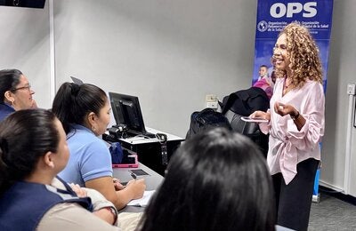 Representante de OPS en Honduras se dirige a los participantes del taller