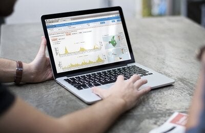 Tablero de virus respiratorios en pantalla de computador
