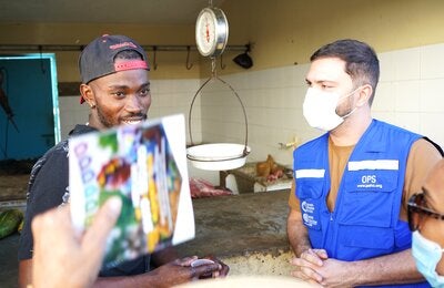 técnico de PANAFTOSA en misión en RD supervisionando la inocuidad de alimentos en mercados tradicionales