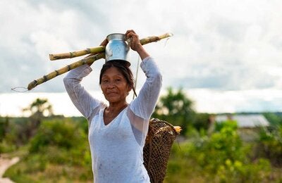 Persona mujer con oyeta en la cabeza