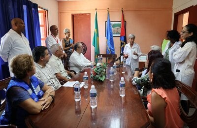Acto de entrega de medicamentos