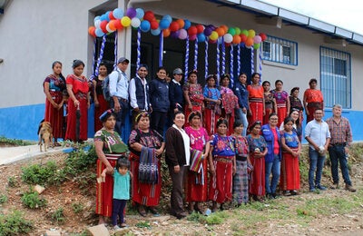 Mujeres de la aldea Cimientos Xeputul celebran la reapertura del centro comunitario de salud