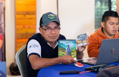 Un enfermero muestra la Guía de la Mochila de Acciones Extramuros y las tarjetas de consulta