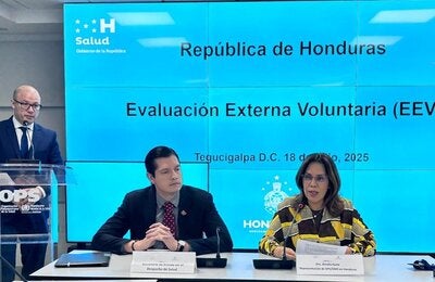 autoridades de salud y ops reciben el informe de EEV