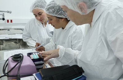 Laboratory technicians from 19 Latin American and Caribbean countries completed a five-day workshop in Rio de Janeiro to enhance the detection of avian influenza A (H5N1)