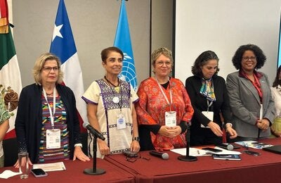 Mujeres participantes del panel sobre mujeres en el sector salud