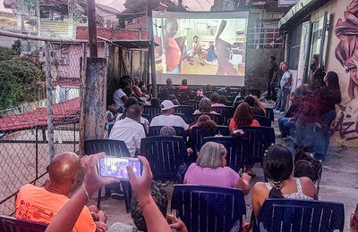 Exhibición de cortos de salud en comunidad de La Fila, San Agustín del Sur