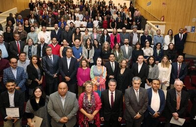 Foto grupal de todas las personas participantes de manera presencial de la reunión titulada “Avances y prospectiva en el control del tabaco y nicotina: México como un referente Internacional”