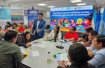 Alcaldesas, alcaldes y técnicos durante las mesas de trabajo del taller de validación de la guía.
