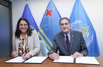 (L-R) Drs. Mervin Wyatt-Ras, Minister of Public Health, Social Affairs, Elderly Care and Addiction Care, Aruba and Dr. Jarbas Barbosa, Director of the Pan American Health Organization (PAHO) 