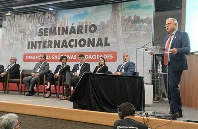 Representante da OPAS e da OMS no Brasil, Cristian Morales, fala durante o Seminário Internacional Desafios da Saúde nas Megacidades 