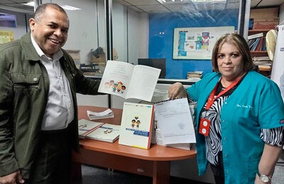 Álvaro Castro, asesor del programa nacional de oncología del MPPS, junto a Gisela Vargas, directora de dicho programa
