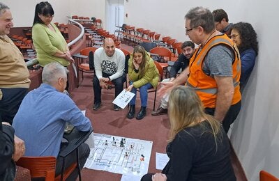 Foto de participantes trabajando en un simulacro