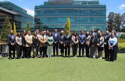 Integrantes de la Mesa de Cooperantes Internacionales en Salud (MCIS) junto al ministro de Salud Pública, Jimmy Martin; y la representante de OPS/OMS en Ecuador, Sonia Quezada. 