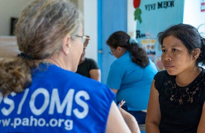 Fotografía de equipo de la OPS realizando aplicación de la HPPCS
