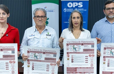 Fotografía grupal de autoridades presentando la Vía Clínica de Hipertensión Arterial durante su lanzamiento.