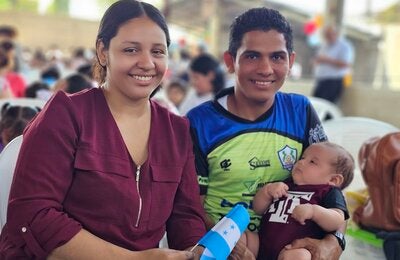 madre padre y recién nacido