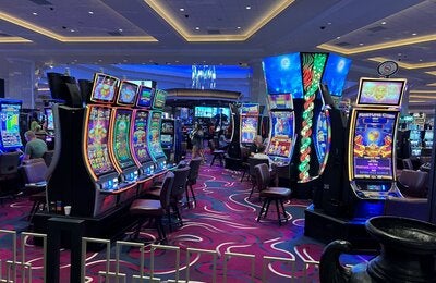 Salón de juegos y tragamonedas