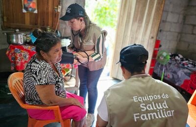 Equipo ESFAM atiende a paciente en la comunidad