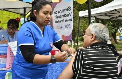 Foto de un momento de aplicación de una vacuna