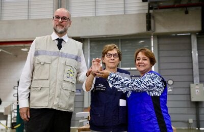 Membros da Anvisa, Ministério da Saúde e OPAS seguram frasco do fomepizol