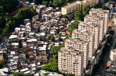 Bloques de viviendas junto a favelas