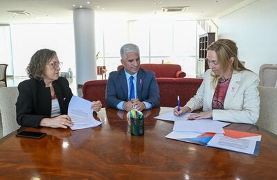 Teresa Nigra, ministra de salud, Claudio Poggi, gobernador de San Luis, y Eva Jané Llopis, representante de la OPS firman convenio.