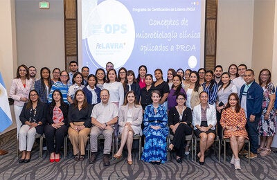 Fotografía grupal de participantes en la certificación de líderes PROA