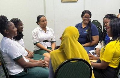 Jóvenes discuten temas relevantes con adultos