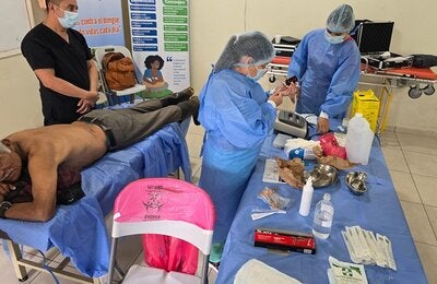 personal entrenado realiza crioterapia en pacientes