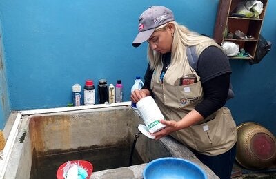 personal de salud interviene pilas contra el dengue