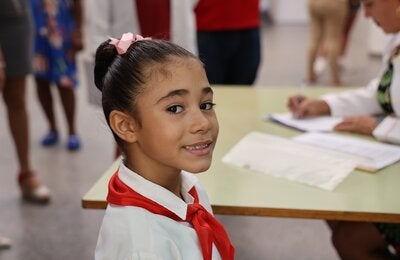 Primera niña vacuna contra VPH en escuela Rafael María de Mendive, La Habana, Cuba.