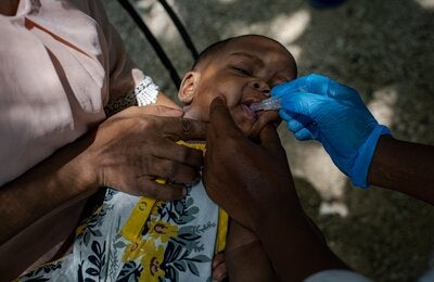 Bebe recevant le vaccin