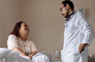 señora con medico en Porto Alegre