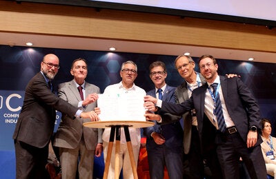 Autoridades seguram documento assinado