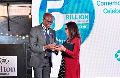 Dra. Aida Recibiendo reconocimiento eliminacion de la oncocercosis